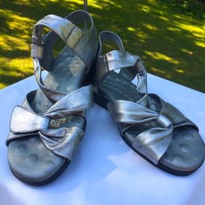 Elites by Walking Cradle Silver Sandals 10 1/2WW